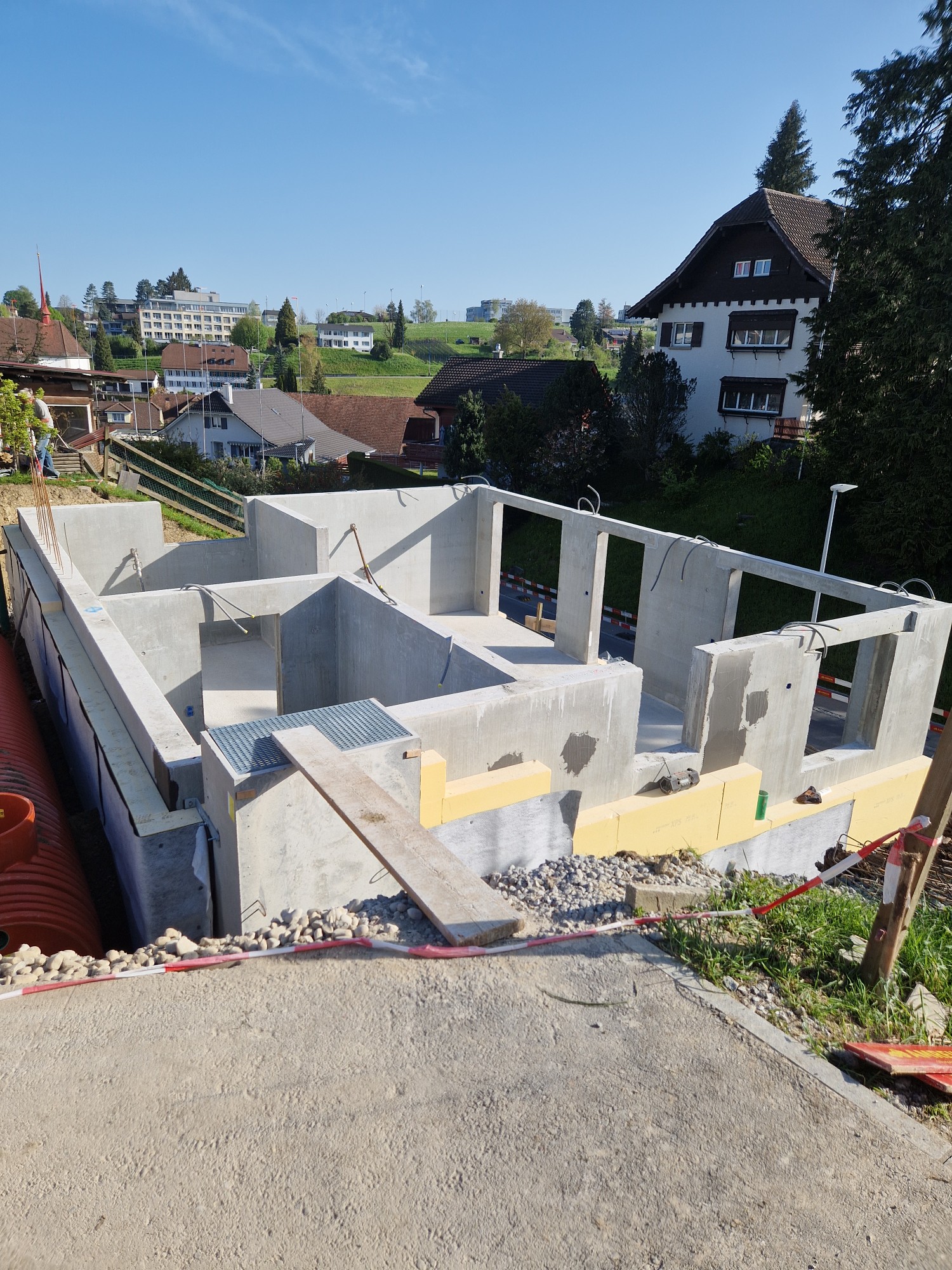 Keller mit örtlich geschalter Differenzsockelwand und Tiefergründung. Decke in Holzbauweise